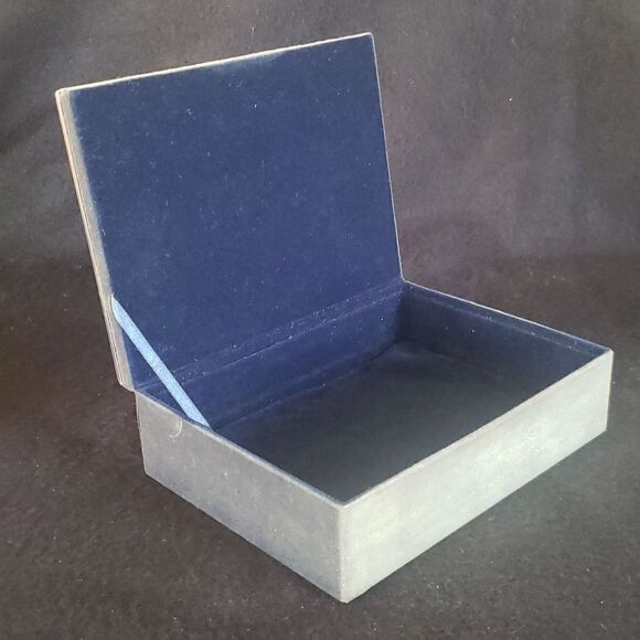 Pretty Vintage 1970s Velvet Lined Box w/ Shiny Intricate Design on Lid 6 x 4.5" - Picture 12 of 12